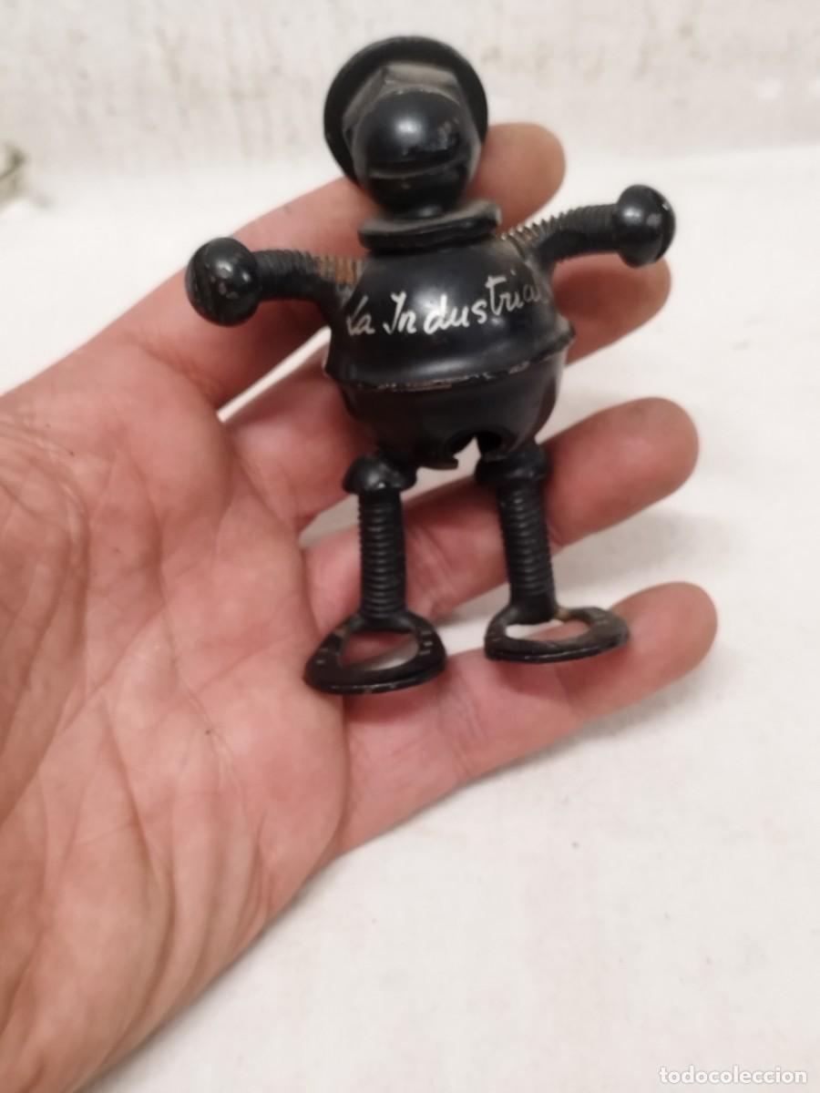 Arte: Antiguo mu&ntilde;eco, figura de metal artesanal. Cascabel, tornillos y tuercas.