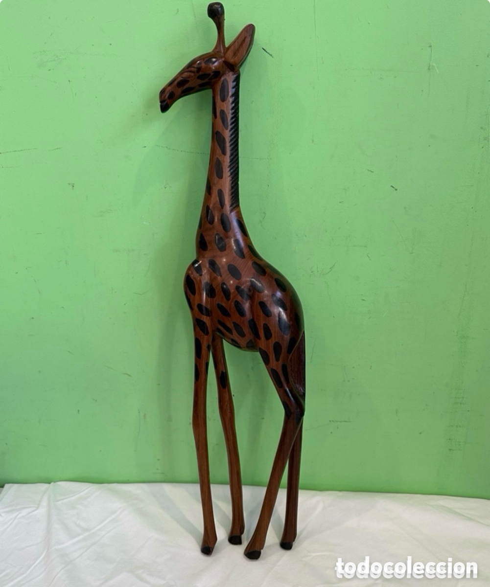 Arte: jirafa decorativa tallada a mano en madera.