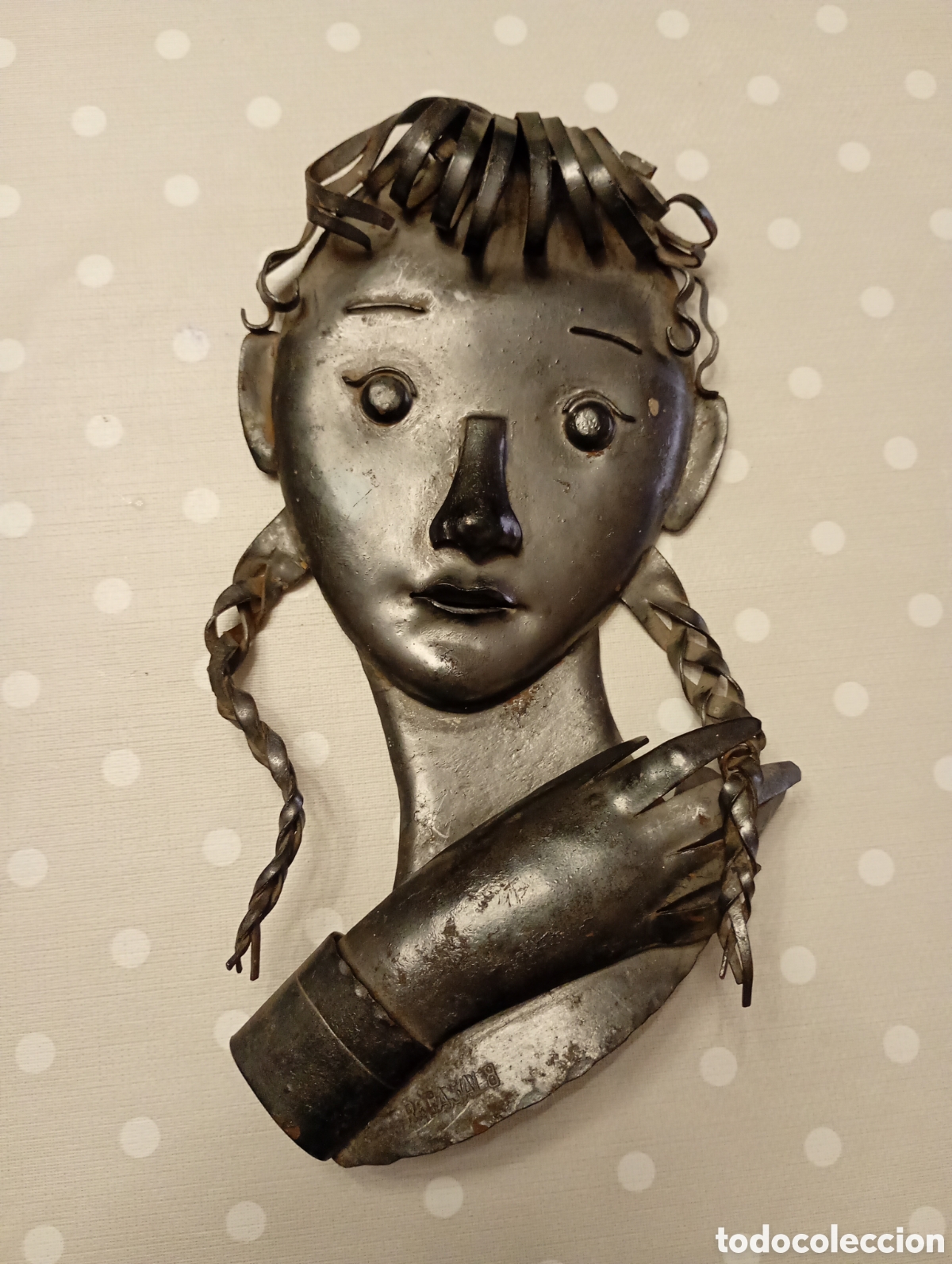 Arte: Raimon Casals Alsina (el Guinard&oacute;, Barcelona) Noia tocant-se una trena. Forja. Art catal&agrave;