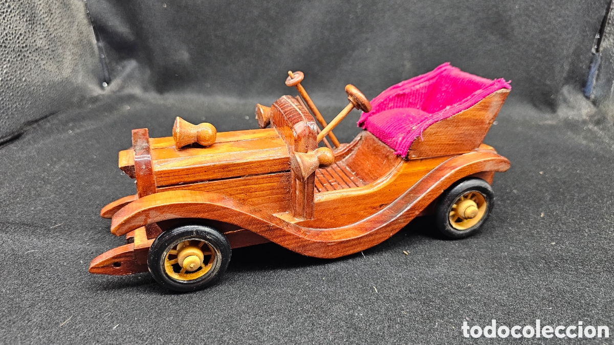 Arte: Coche antiguo de madera