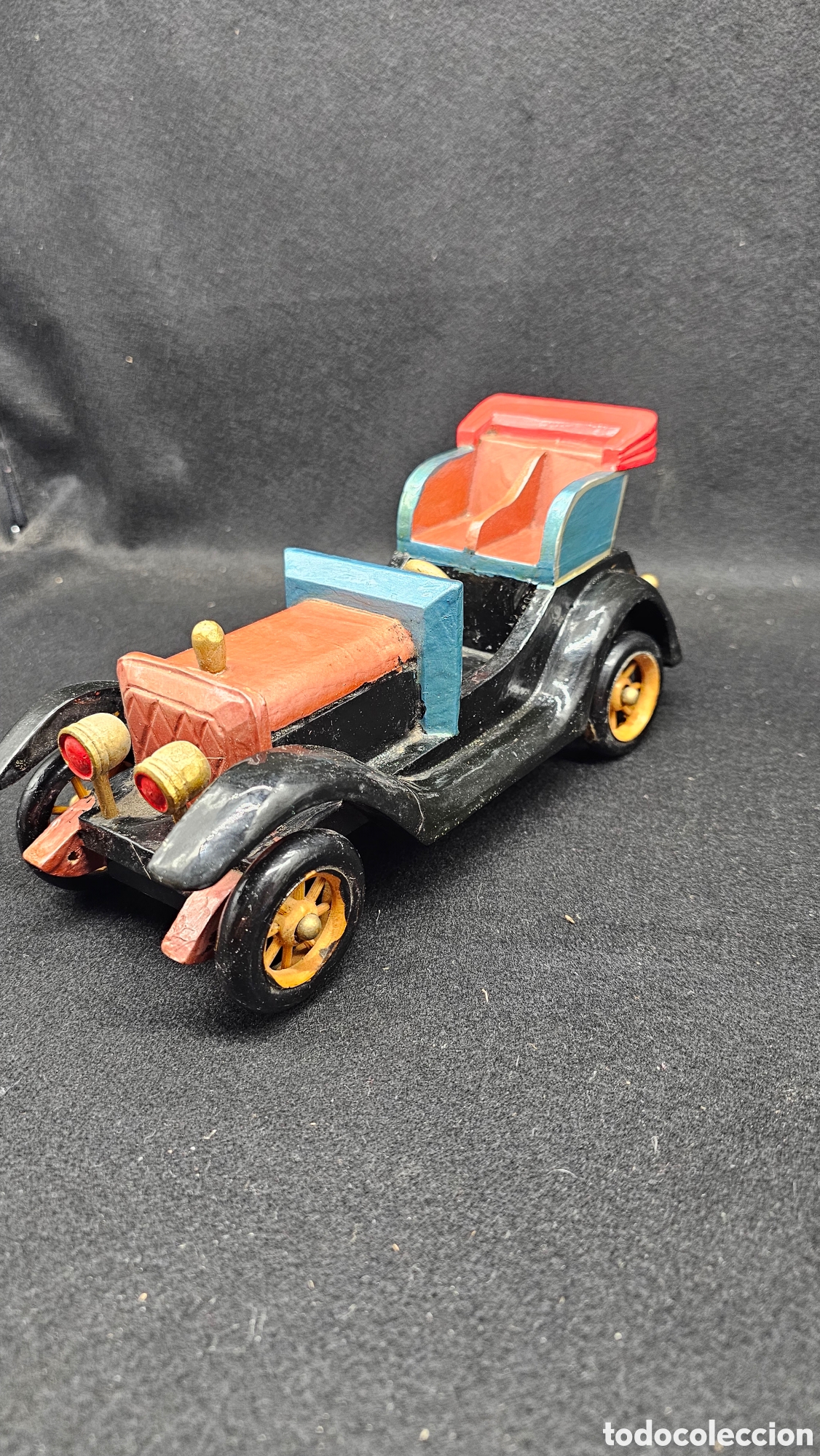 Arte: Coche antiguo de madera