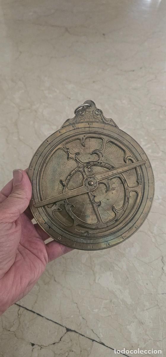 Arte: Astrolavio planisferico bronce con peana