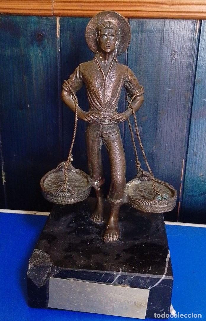 Arte: figura de bronce &rdquo;El cenachero&rdquo; regalo del cd M&aacute;laga al alcalde de Marbella 1983