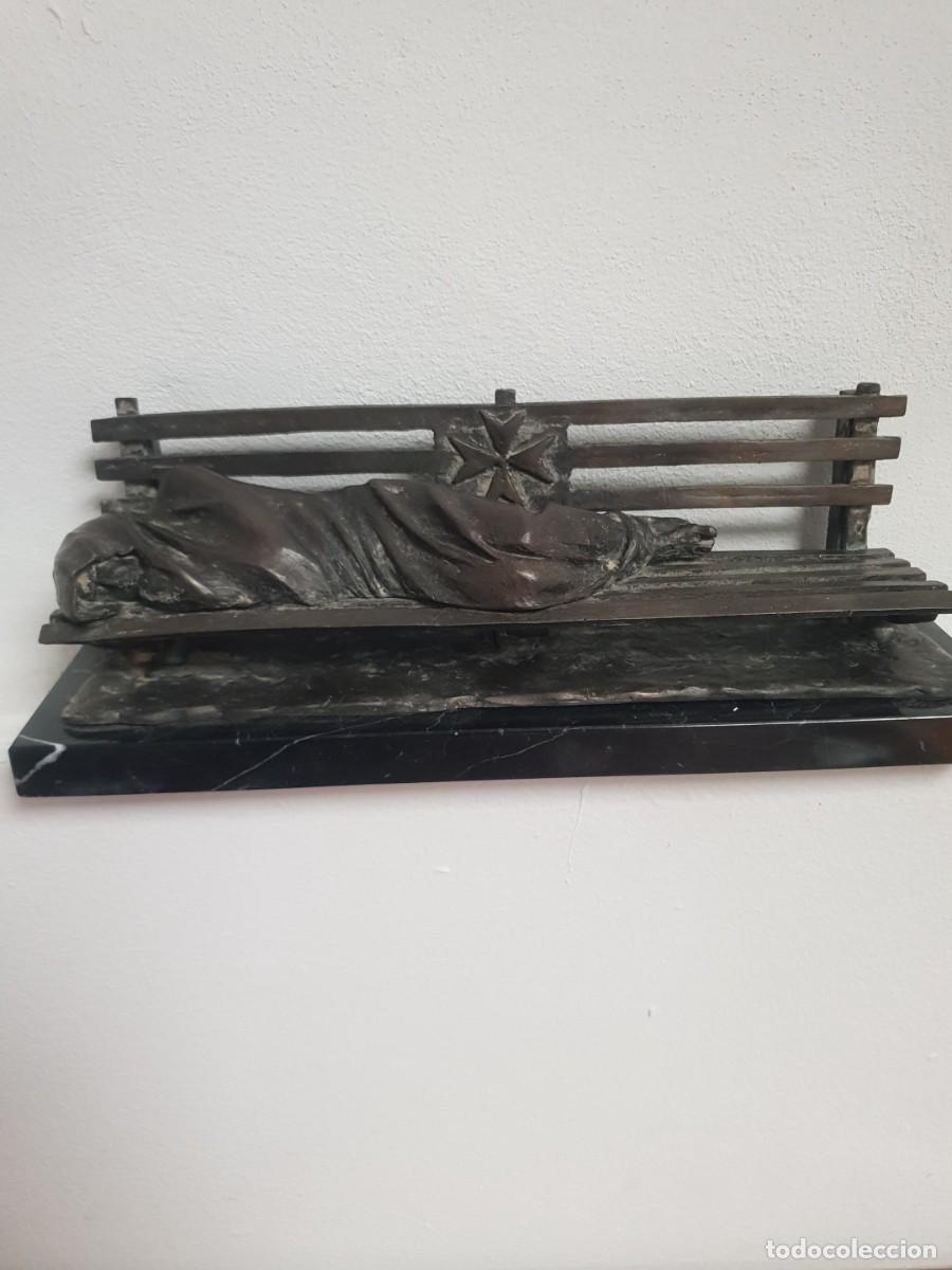 Arte: Figura bronce Cristo de los pobres por el famos escultor salvador amaya