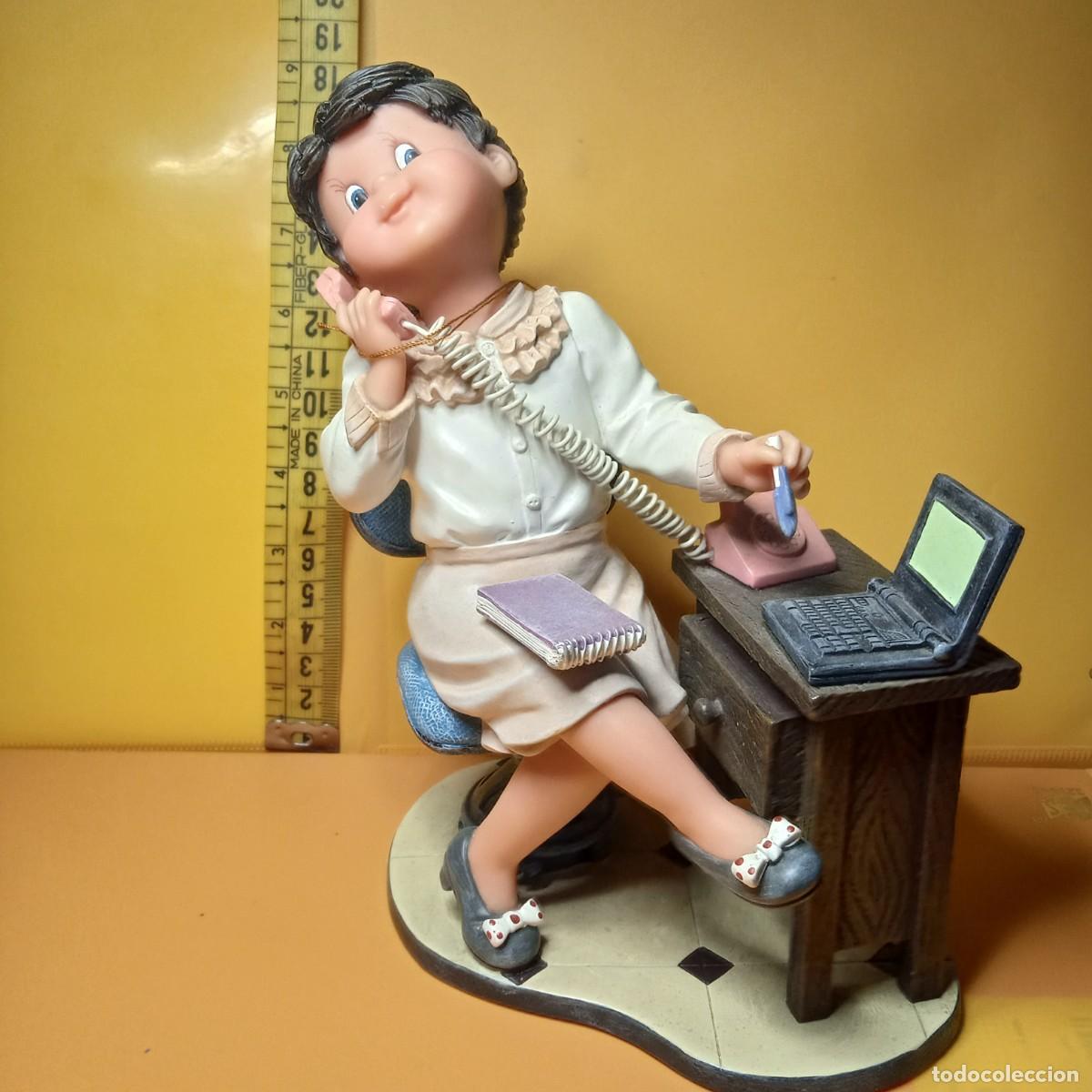 Arte: NADAL : ESCULTURA, FIGURA JUGANDO A SER SECRETARIA