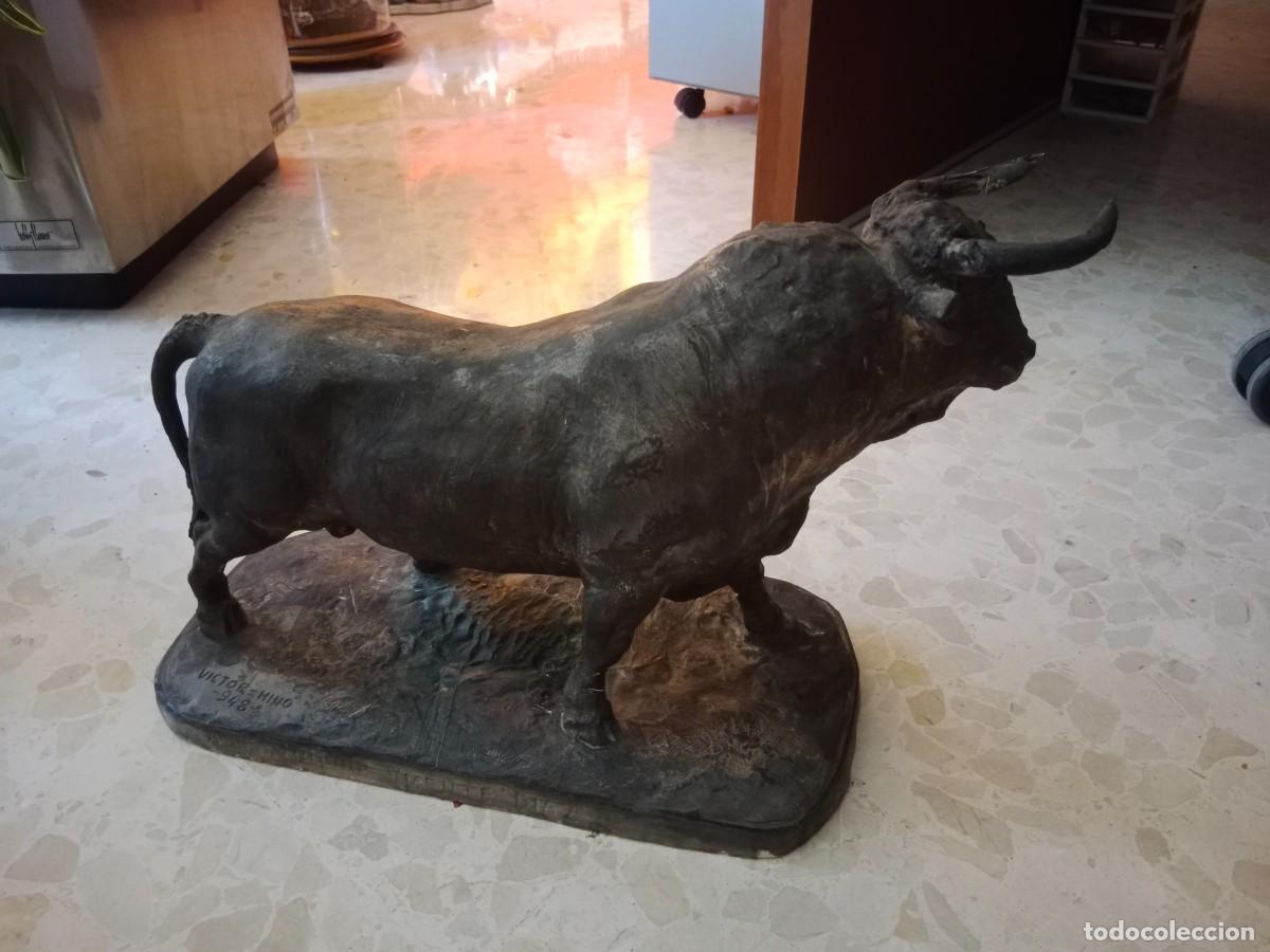 Arte: RARISIMA ESCULTURA EN TERRACOTA PINTADA - TORO DE LIDIA - VICTOR HINO , DEDICADA A VICENTE DIAZ
