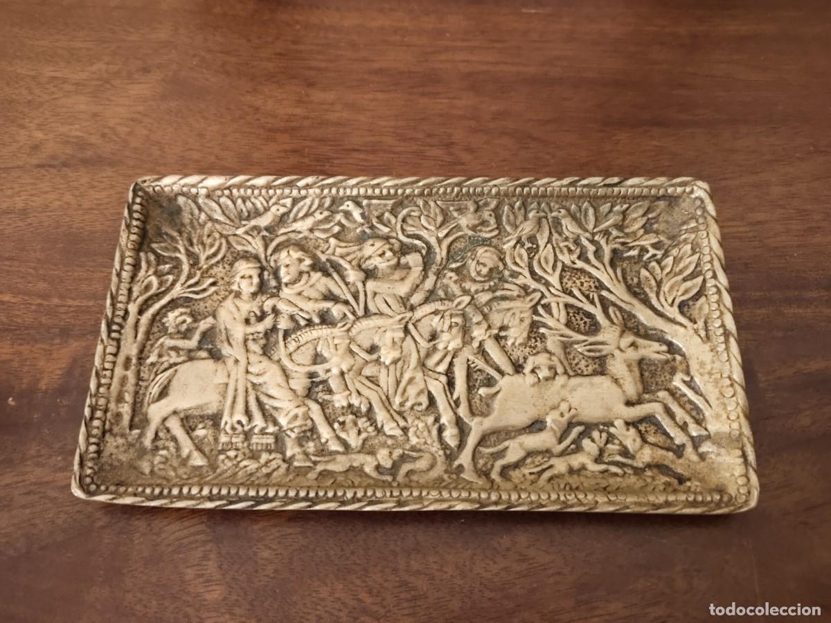 Arte: Bandejita tarjetero en bronce de Max Le Verrier.