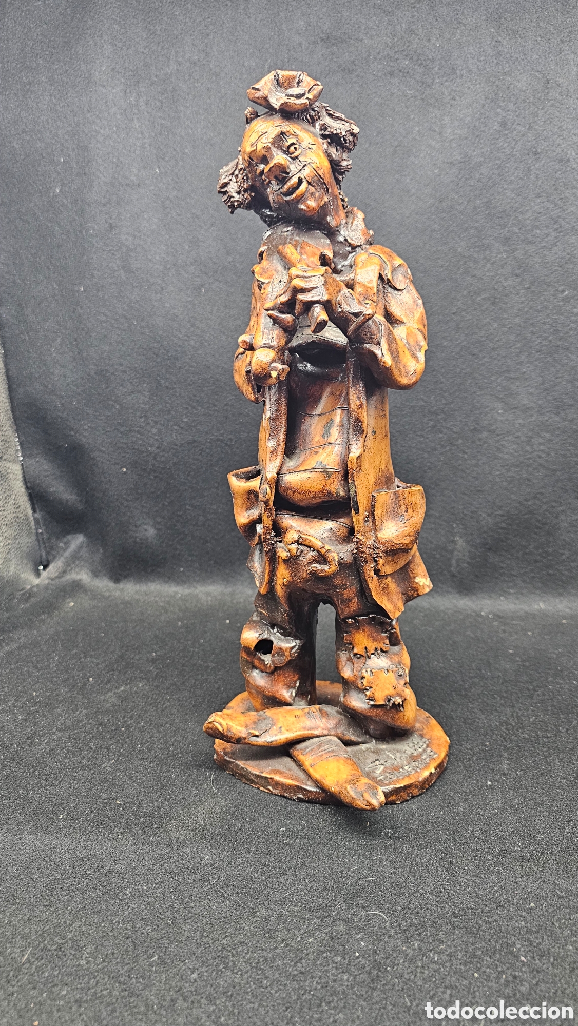 Arte: Antigua escultura de payaso en terracota