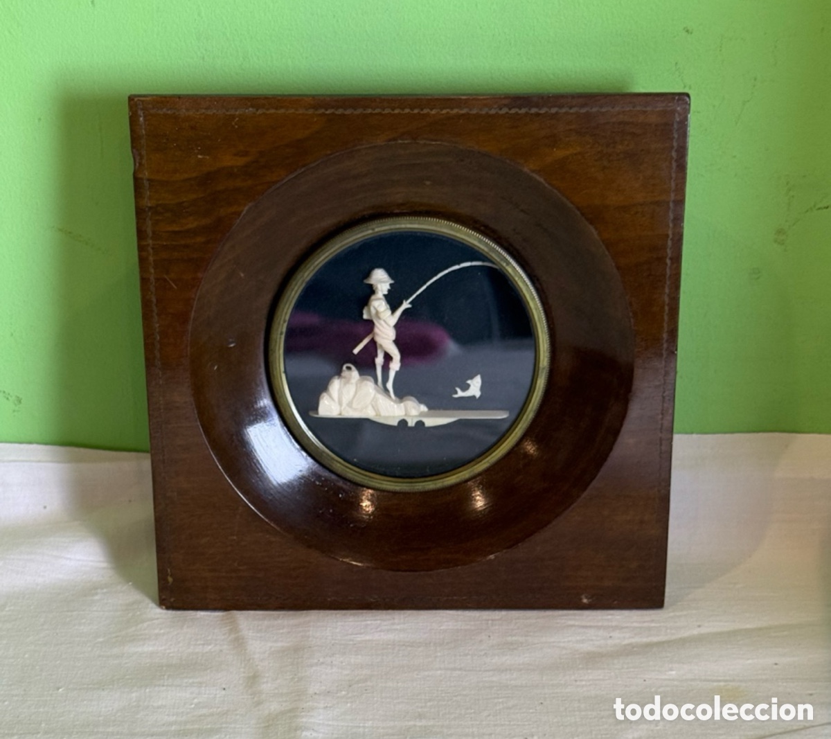 Arte: Antiguo Cuadro Marfil Tallado a Mano Escena Pescador Espa&ntilde;a Real Ivory