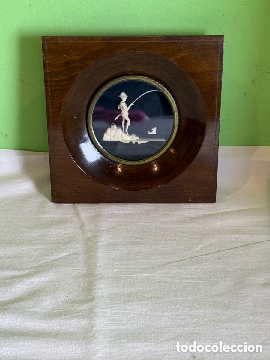 Arte: Antiguo Cuadro Marfil Tallado a Mano Escena Pescador Espa&ntilde;a Real Ivory