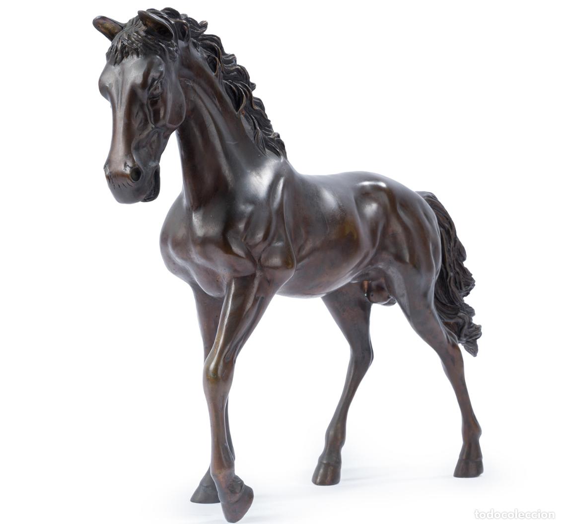 Arte: &rdquo;Escultura de caballo al paso en bronce pavonado &rdquo;.