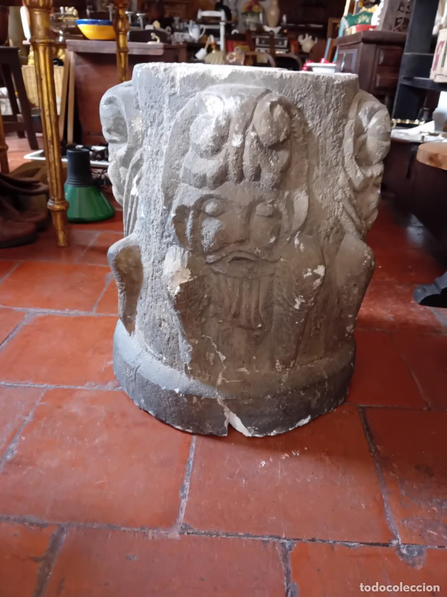 Arte: Peana o base de estilo rom&aacute;nico de piedra fragmentada siglo XX