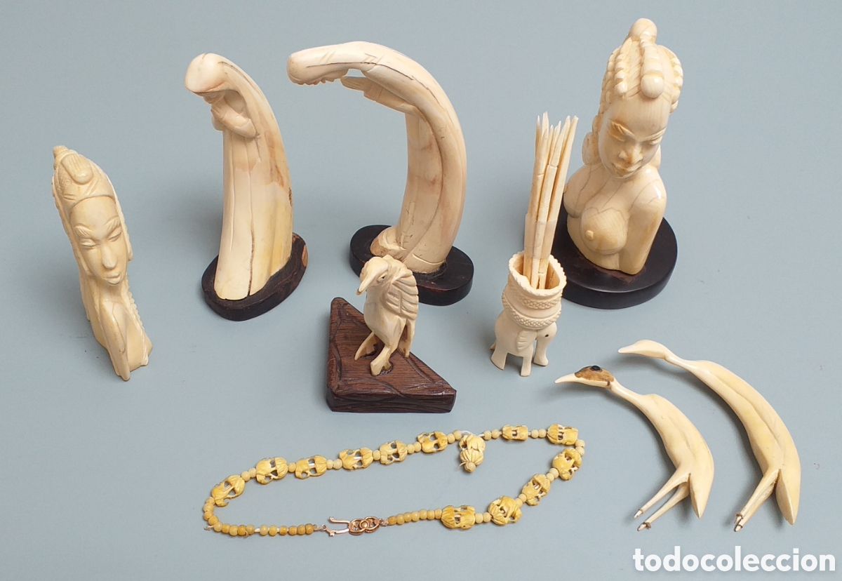 Arte: Conjunto de peque&ntilde;as piezas talladas en marfil