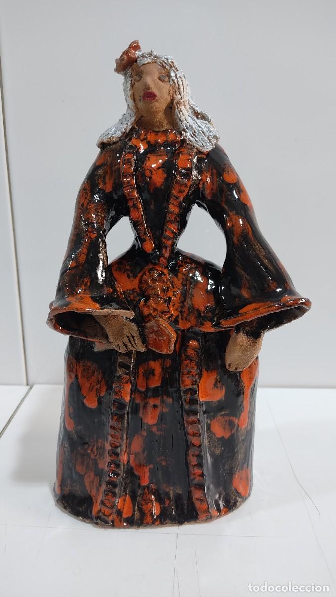 Arte: 1076 ESCULTURA DE TERRACOTA, PARECE UNA MENINA, REALIZADA, DECORADA Y VIDRIADA A MANO, A&Ntilde;OS 80