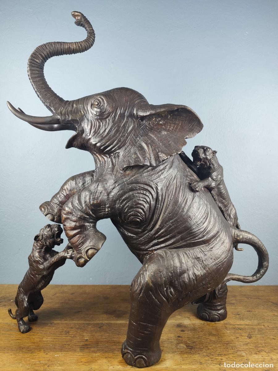 Arte: Escultura de bronce firmada STUART, Elefante con tigres, 63 X 57 cm mediados siglo XX