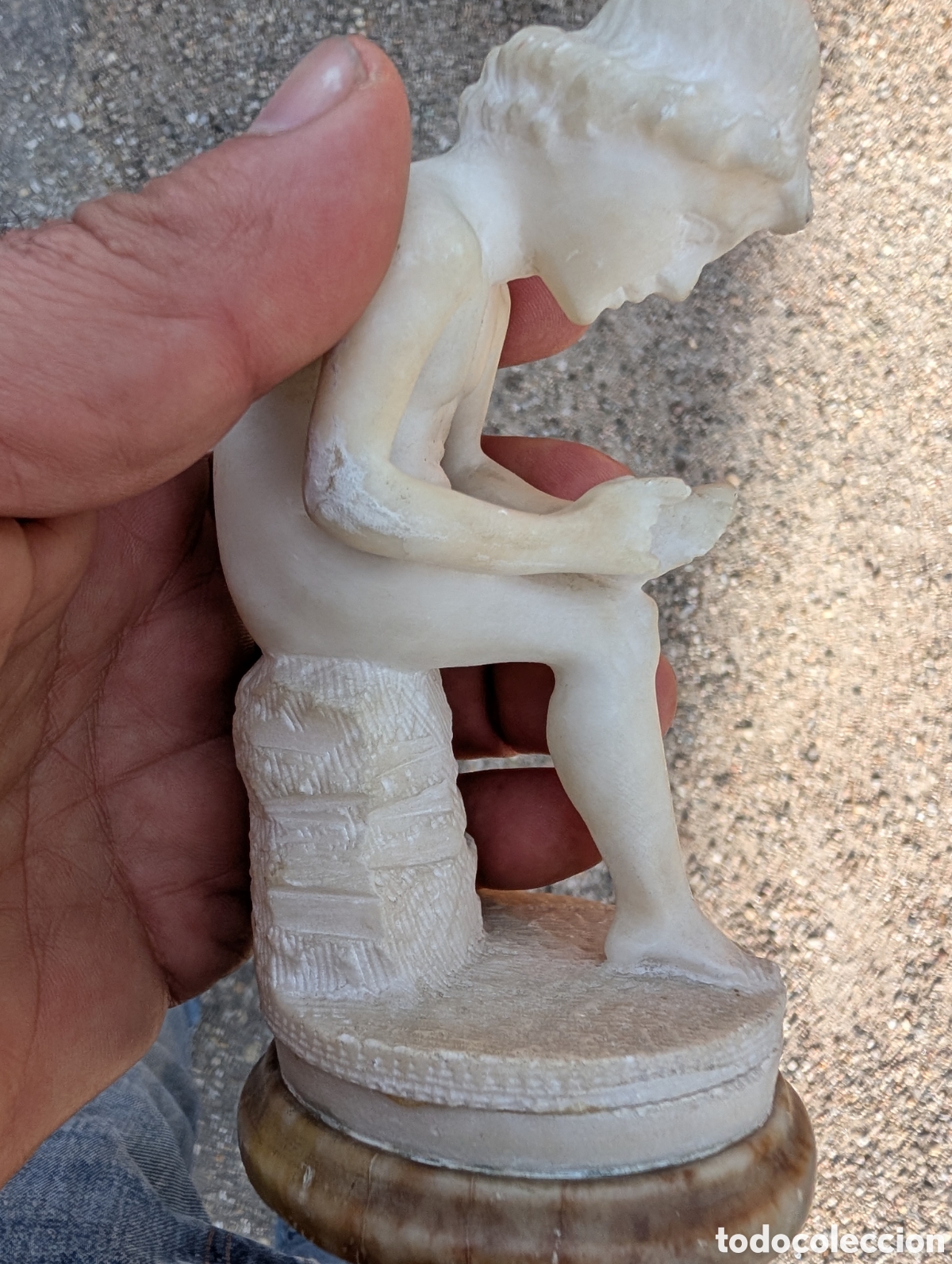 Arte: Antigua Escultura &rdquo;El Spinario&rdquo; en Alabastro Tallado - Firmada M. Gori / Andreoni - Italia, Siglo XX