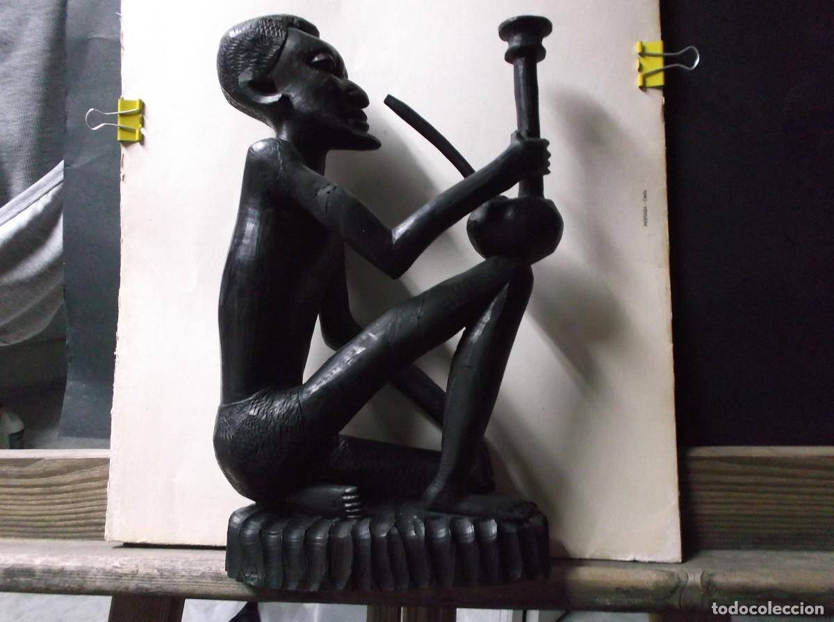 Arte: FIGURA DE COLOR FUMANDO EN PIPA - SENTADA Y PENSANDO - REALIZADA EN MADERA.