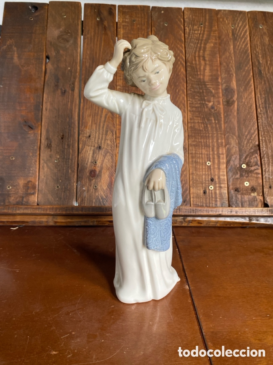 Arte: Porcelana NAO ni&ntilde;o rasc&aacute;ndose la cabeza