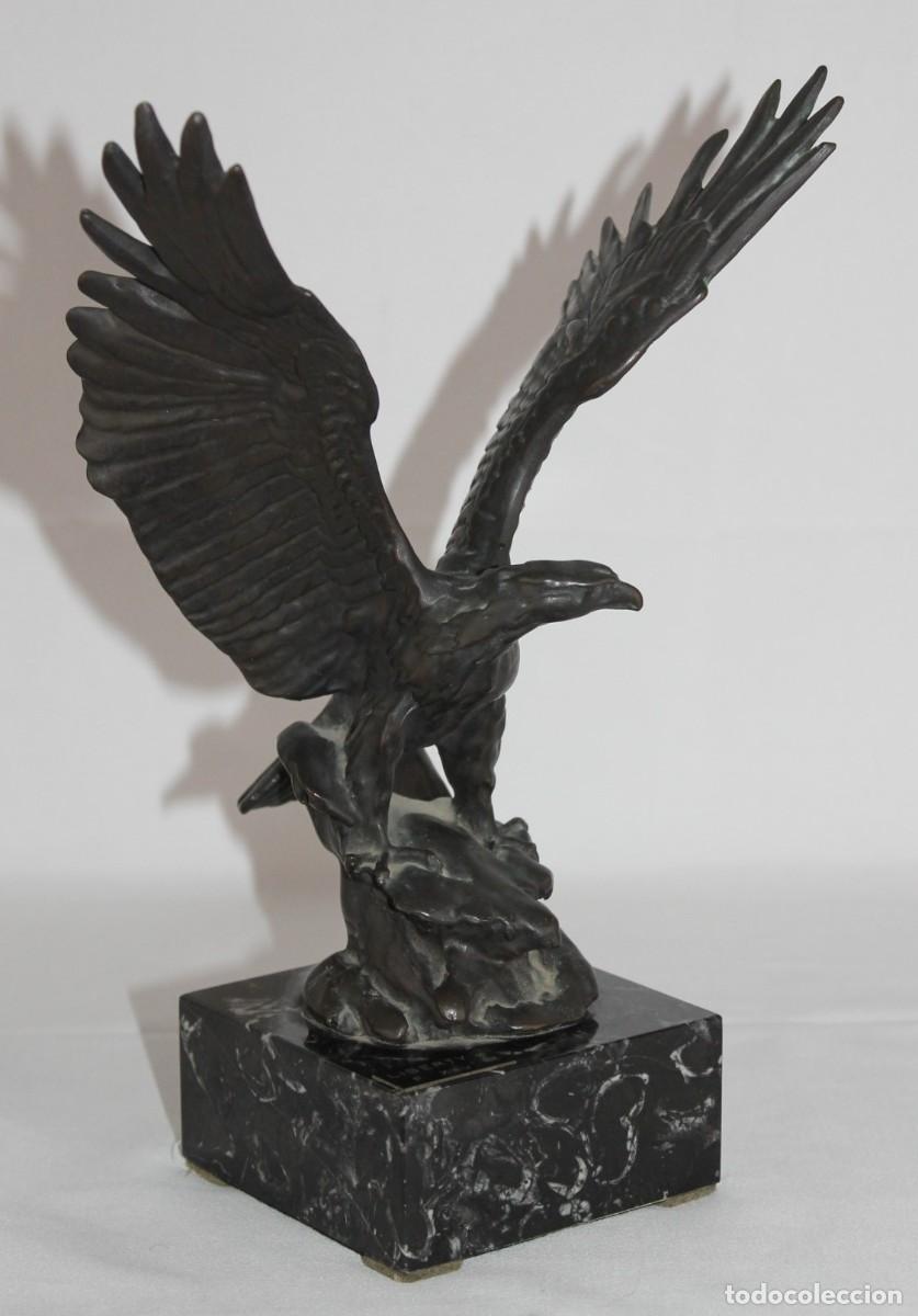 Arte: &Aacute;guila en vuelo sobre roca. Bronces Italica. Modelo Liberty F. Xau. Base de m&aacute;rmol