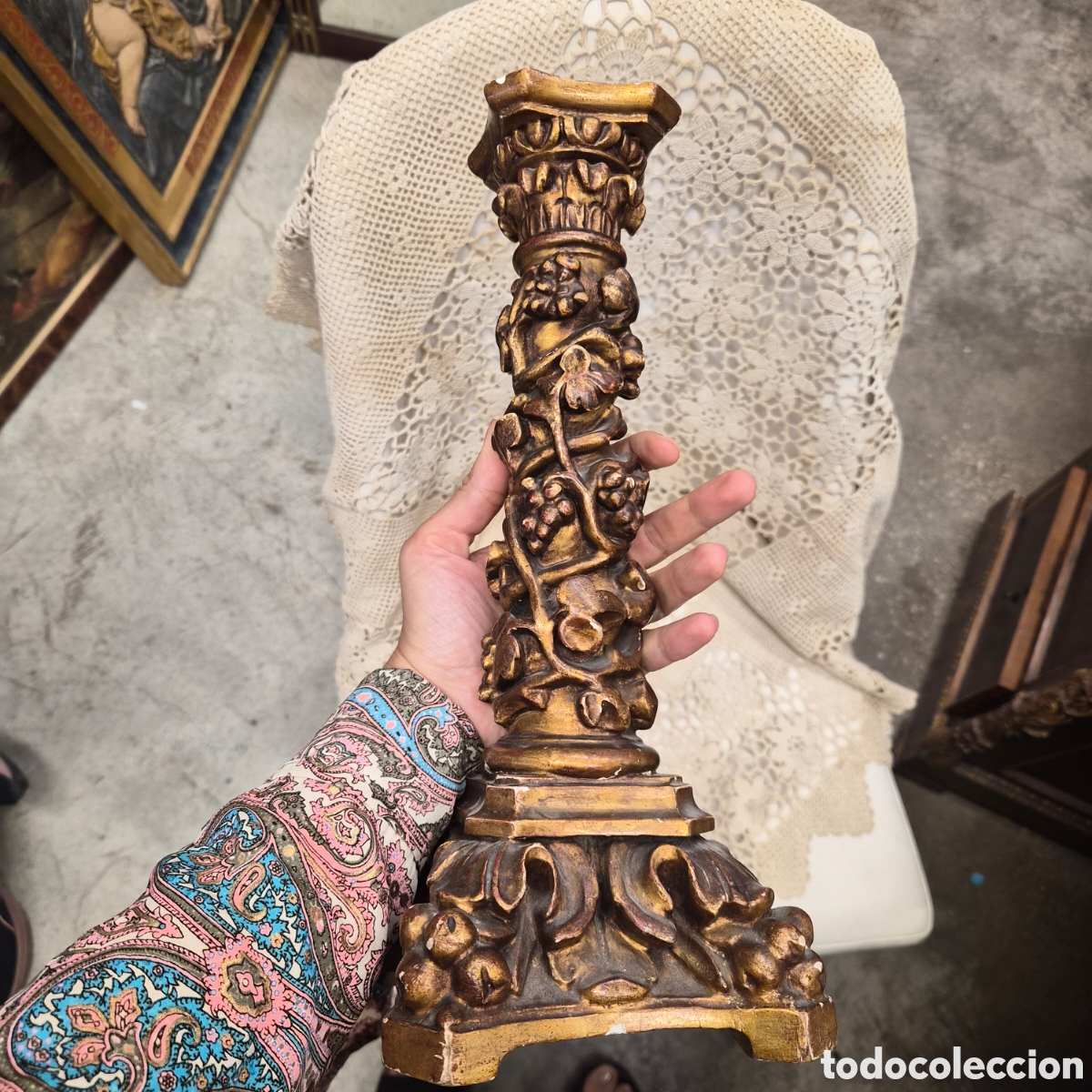 Arte: Columna peana de madera tallada y policromada