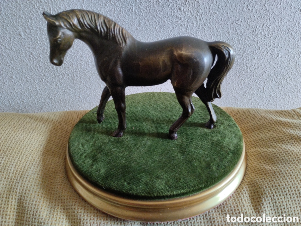 Arte: Caballo bronce sobre peans