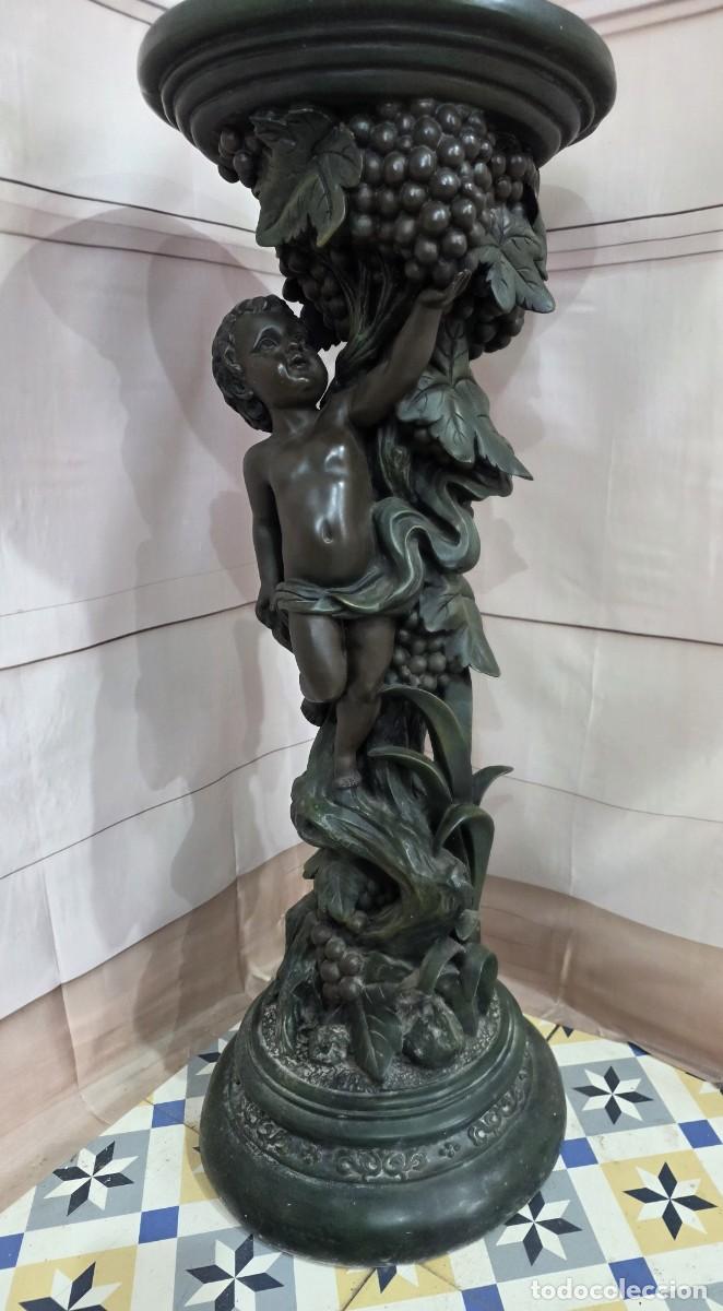 Arte: Pedestal de resina color bronce con dise&ntilde;o de ni&ntilde;o y uvas