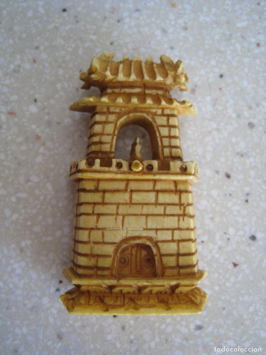 Arte: Antigua escultura de marfil en forma de castillo 6 x 3 cmts. se puede utilizar como colgante est&aacute; es