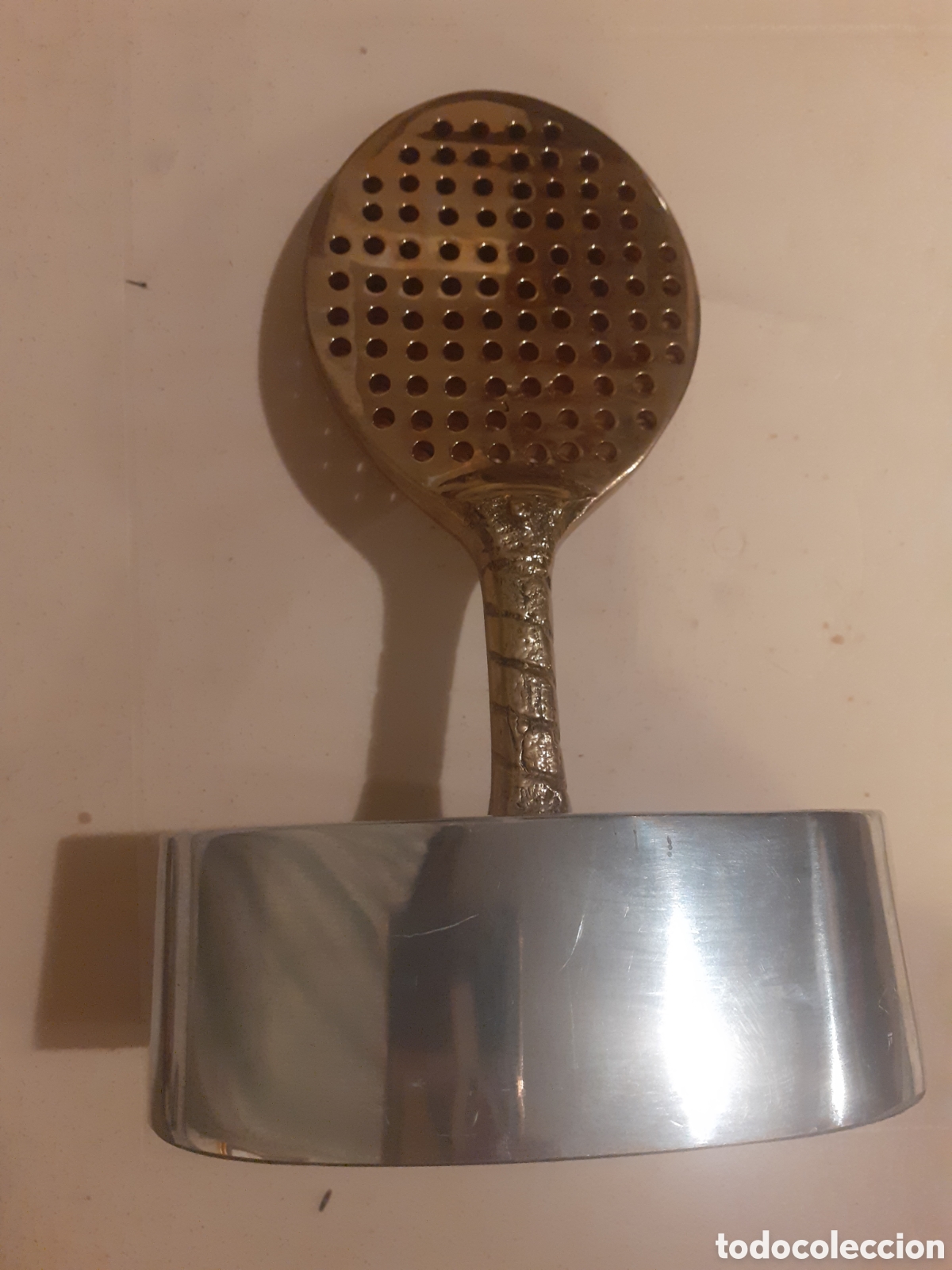 Arte: PRECIOSA ESCULTURA EN BRONCE Y LATON. RAQUETA DE PADEL. ANDRES OLIVARES. 18 CM ALTURA
