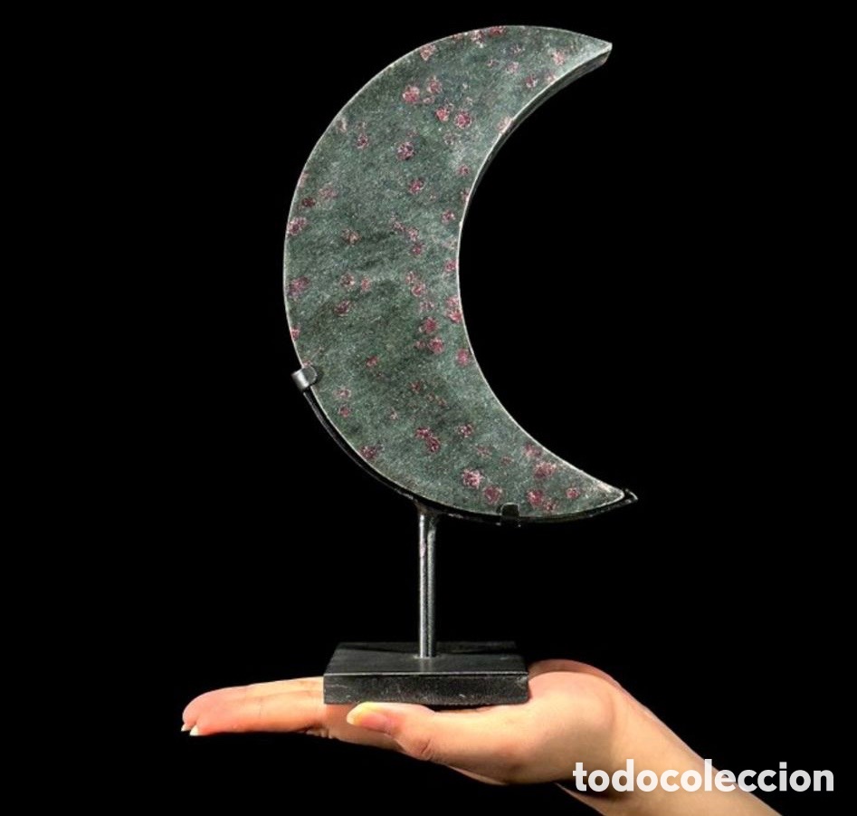 Arte: Escultura mineral &ndash; Rub&iacute; en zoisita (Anyolita) &ndash; luna &ndash; Colecci&oacute;n privada