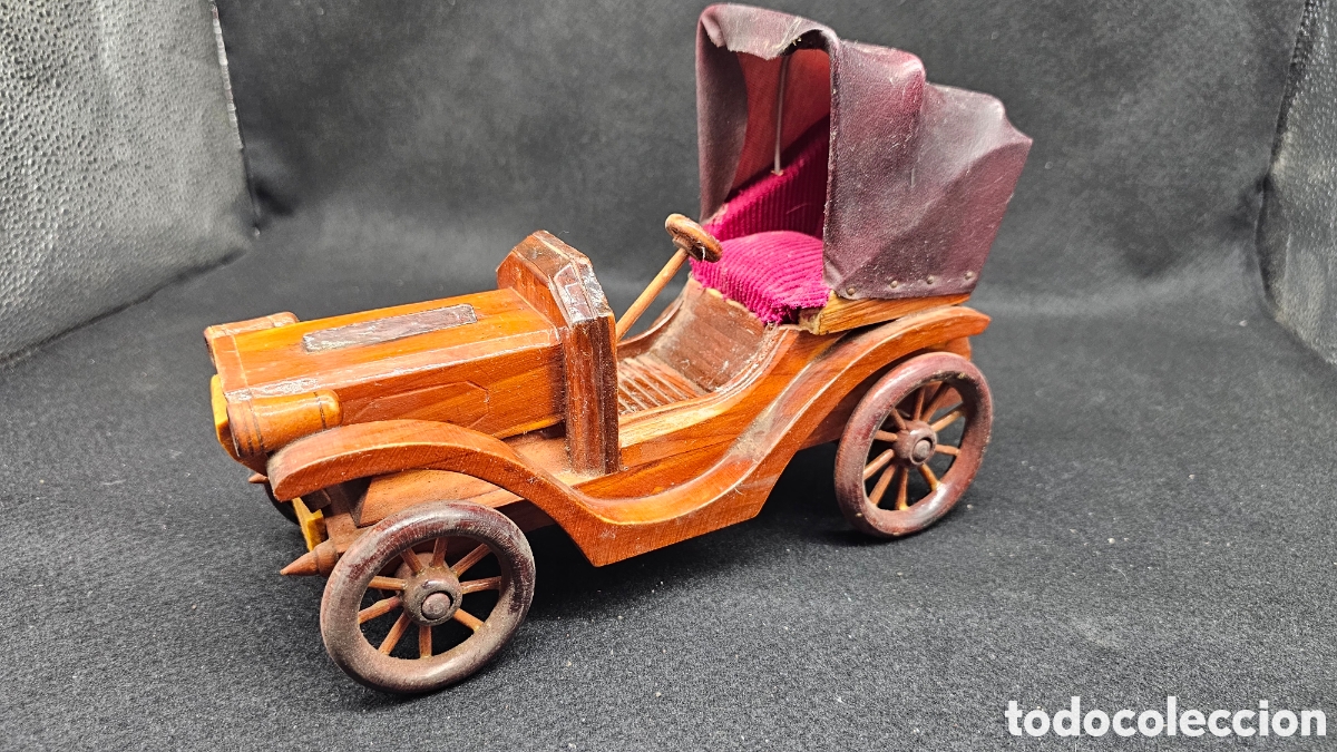 Arte: Coche antiguo de madera
