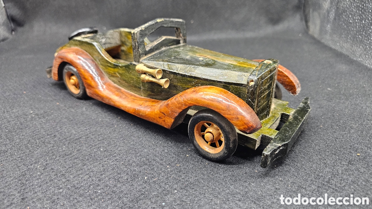 Arte: Coche antiguo de madera