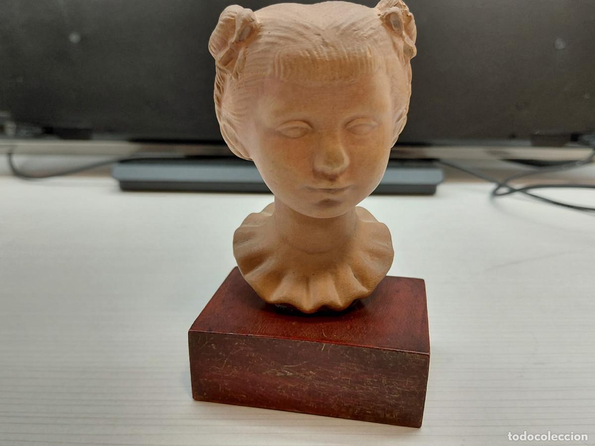 Art: BUSTO EN TERRACOTA FIRMADO ALEXANDRE, BASE MADERA, A&Ntilde;OS 40, 10 CM. DE ALTO