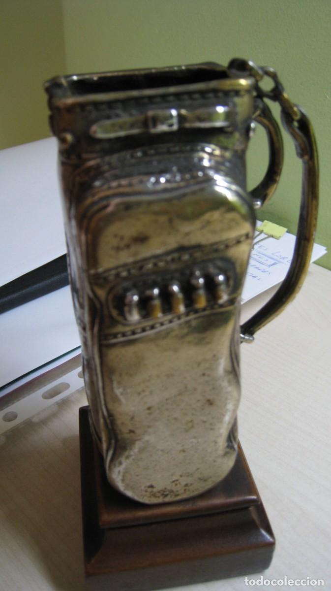 Arte: Antigua y curiosa bolsa de golf en lat&oacute;n con peana de madera altura total 15 cmts.