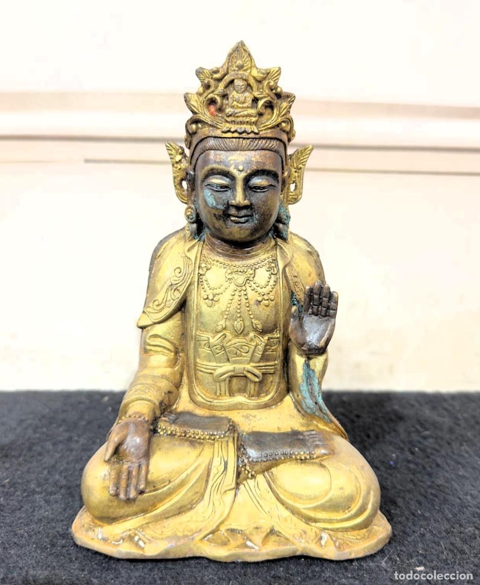 Arte: Estatua de bronce dorado, com&uacute;nmente identificada como Guanyin