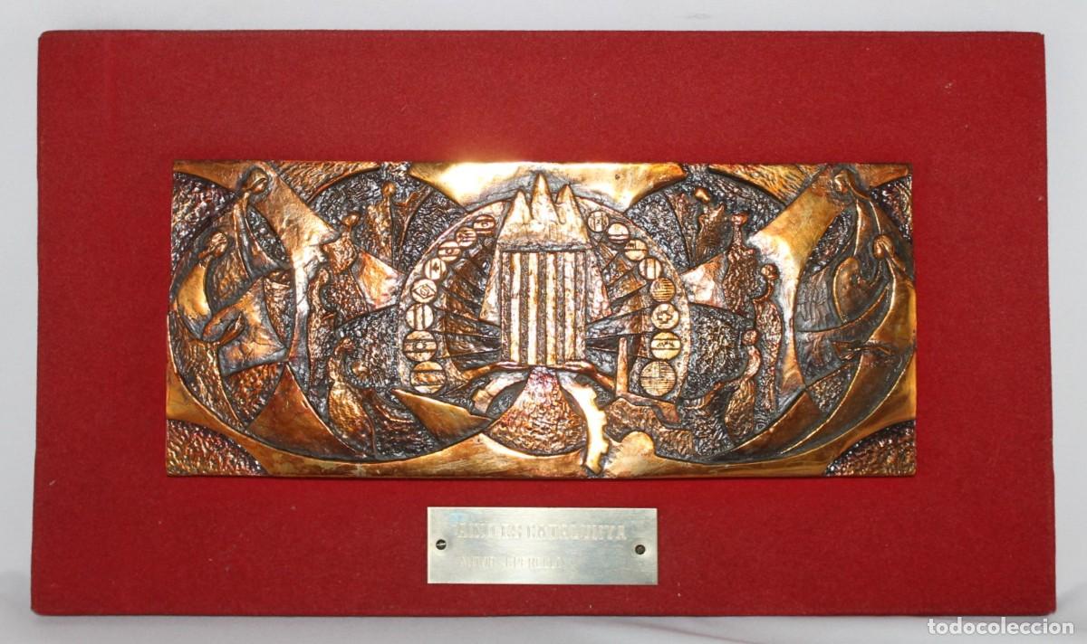 Arte: Jaume Perell&oacute; i Mir&oacute; (1927-2015). Placa de metal o bronce. Aixo es Catalunya