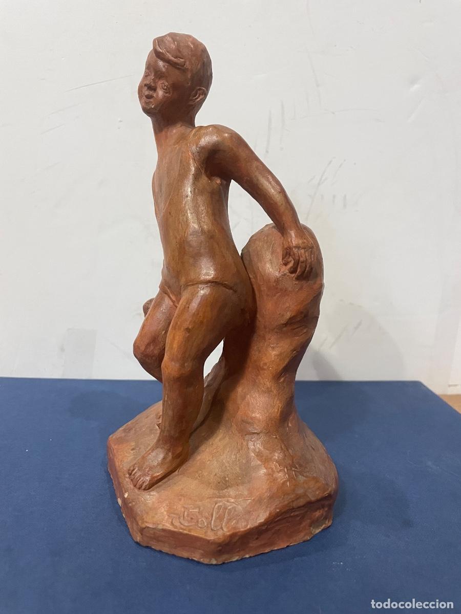 Arte: JAUME COLL I PUIG - BLANES 1937 HISLA DE HIERRO 2015 - ESCULTURA TERRACOTA NI&Ntilde;O CON BA&Ntilde;ADOR I PELOTA