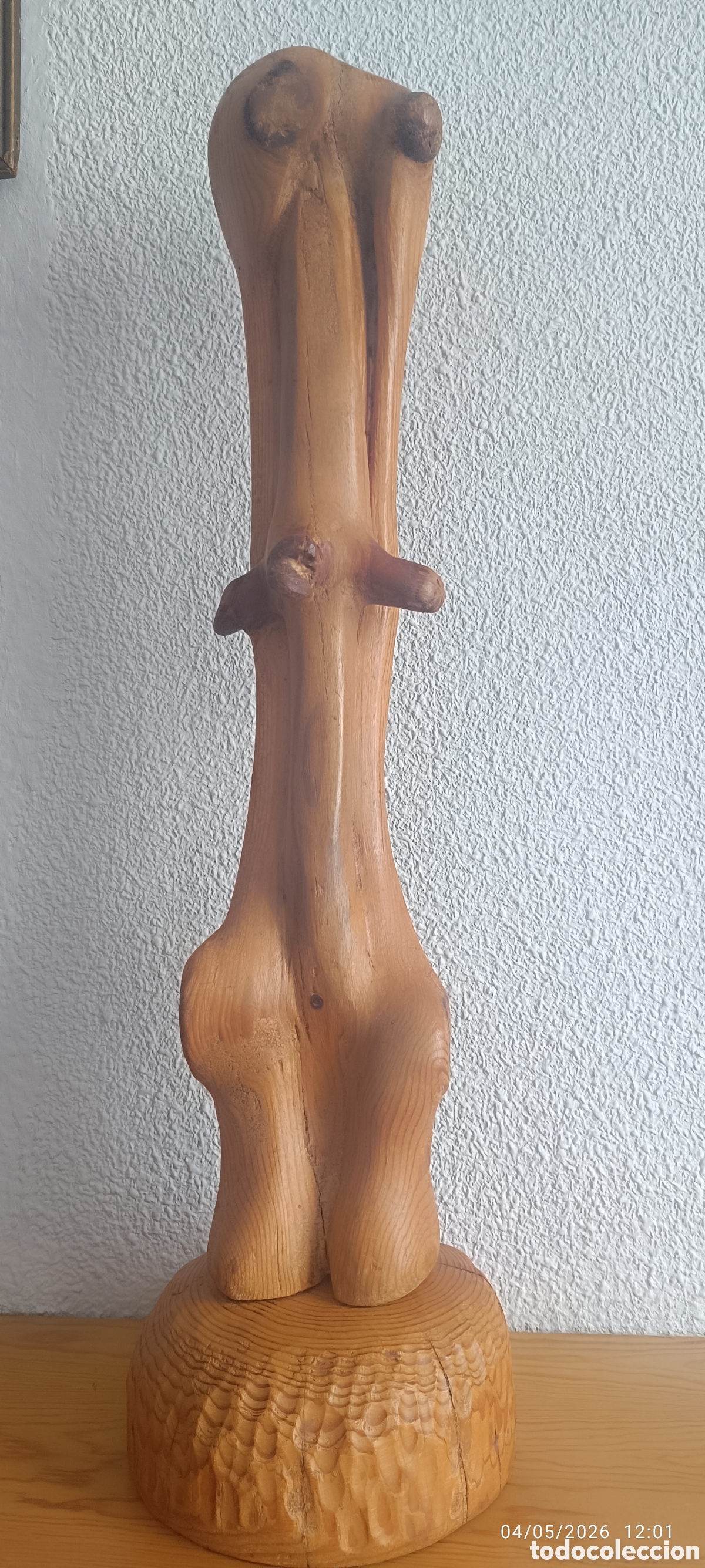 Arte: Escultura abstracta en madera de pino