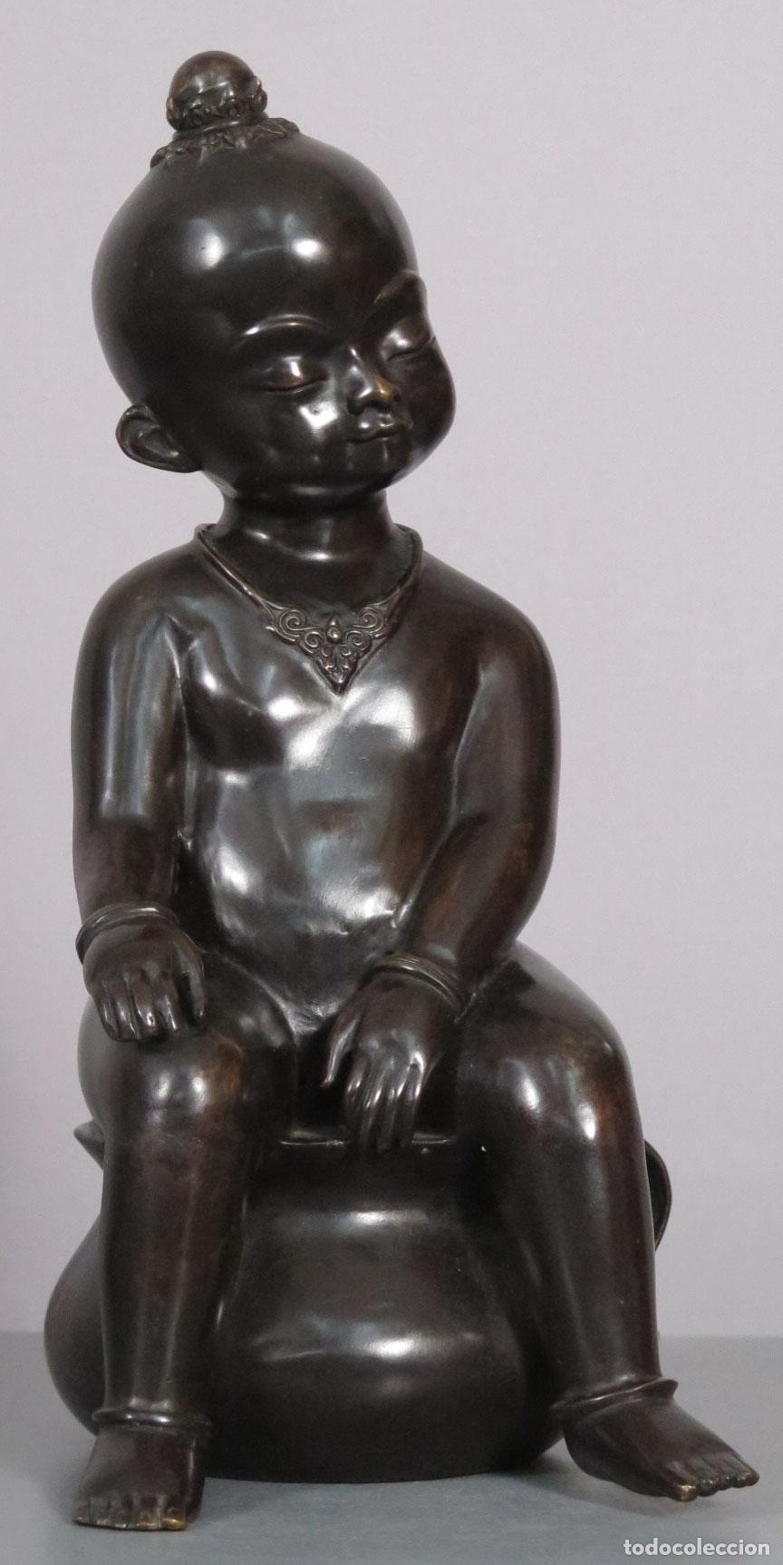 Arte: NI&Ntilde;O RISUE&Ntilde;O SENTADO. BRONCE. SIGLO XX