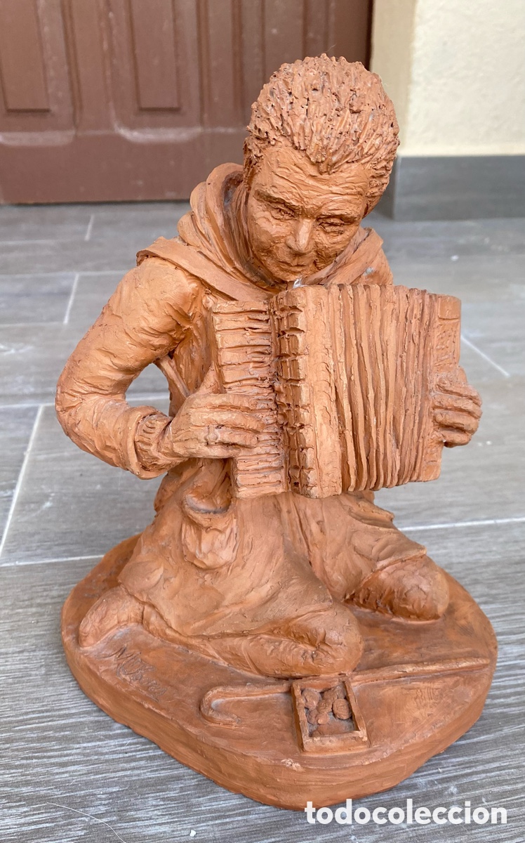 Arte: Escultura terracota 25 cm musico callejero tocando acorde&oacute;n firmado a&ntilde;o 79