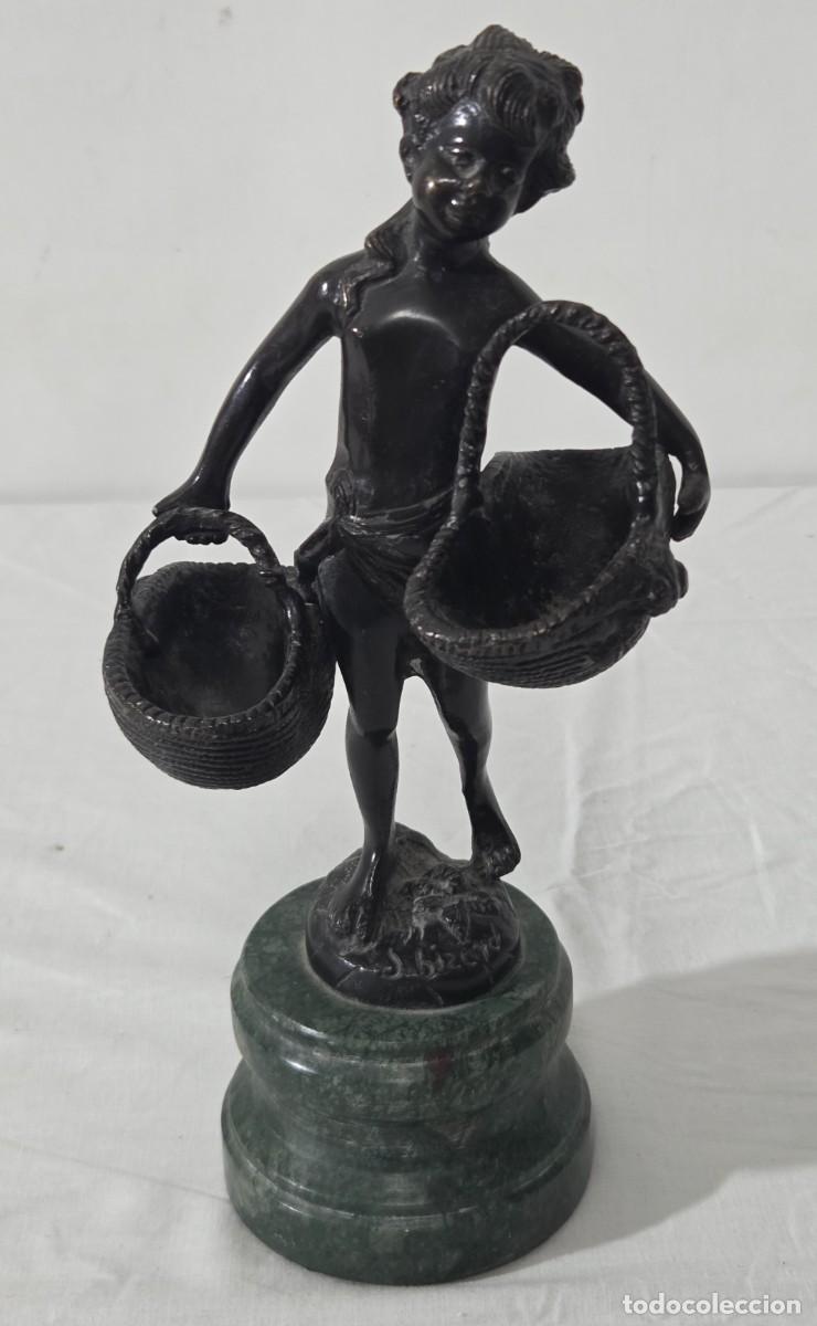 Arte: Figura de ni&ntilde;a con cestas en bronce patinado sobre peana de piedra, Suzanne Bizard