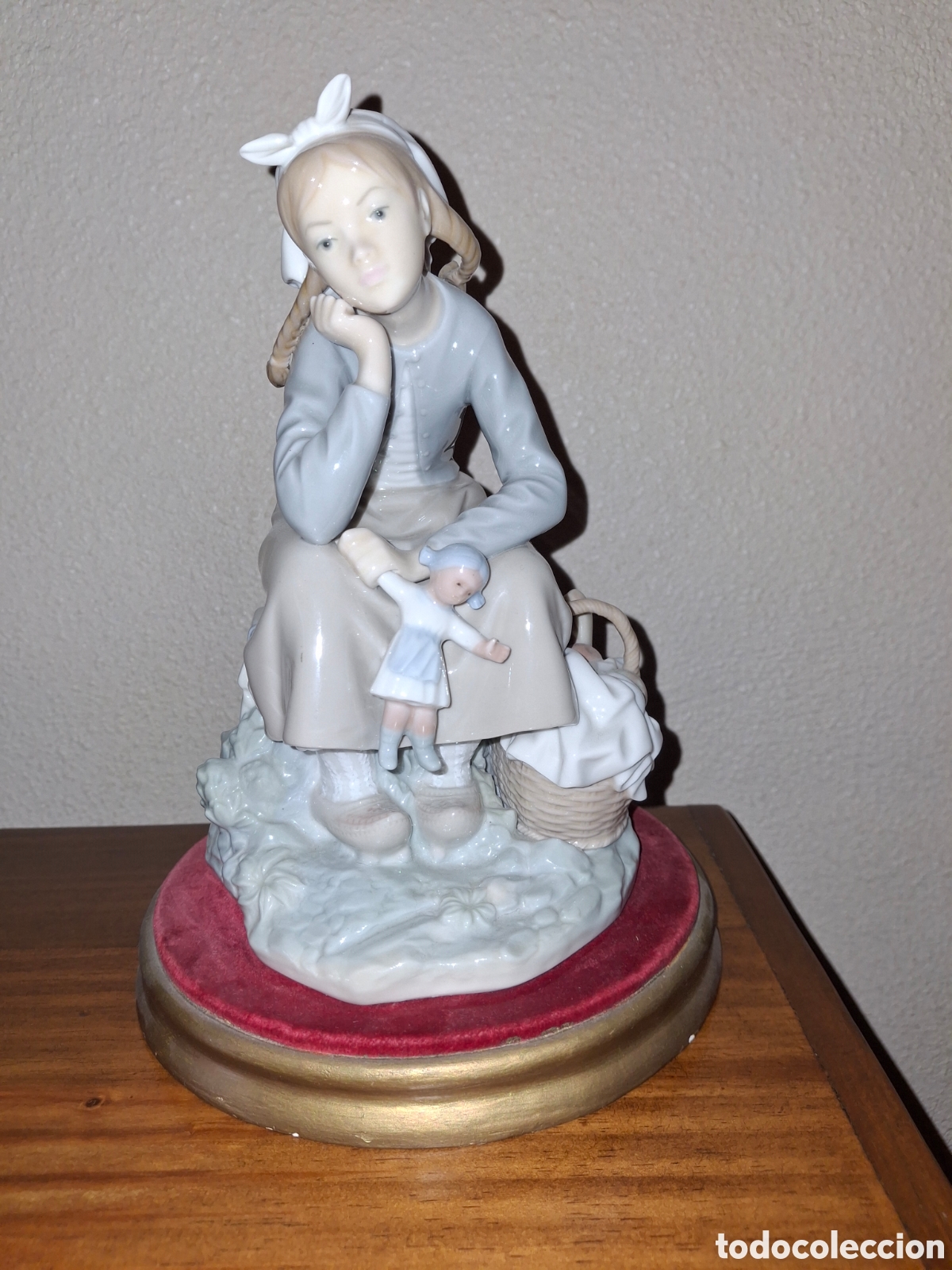 Arte: Ni&ntilde;a lladro porcelana con mu&ntilde;eca y cesta...en buen estado de conservacion con peana en madera
