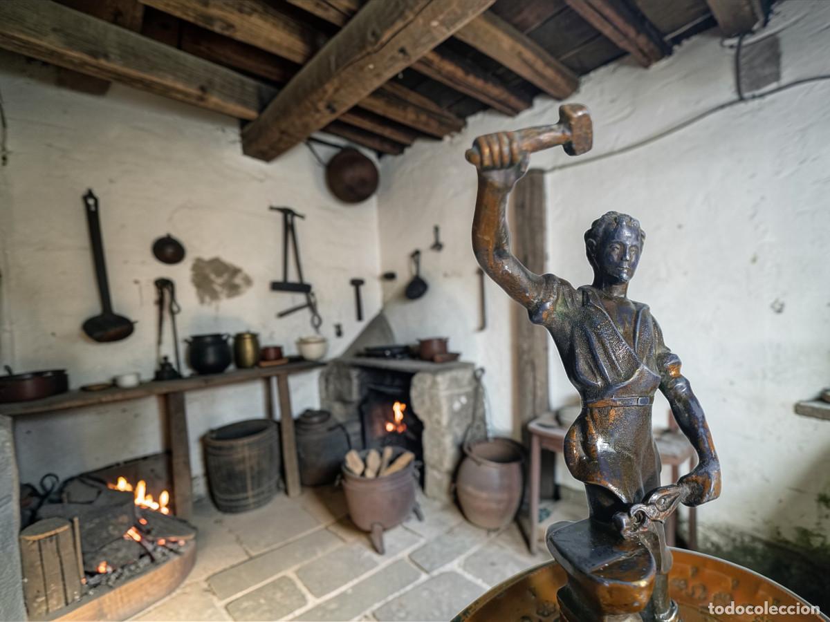 Arte: Preciosa escultura figura herrero forjando fragua hierro yunque forja