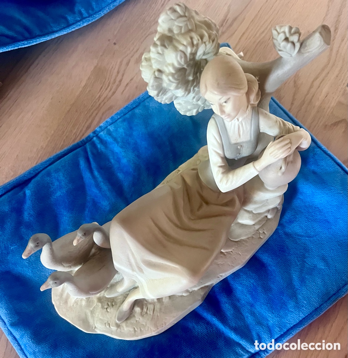 Arte: Mujer con ocas. Lladr&oacute;. Porcelana .