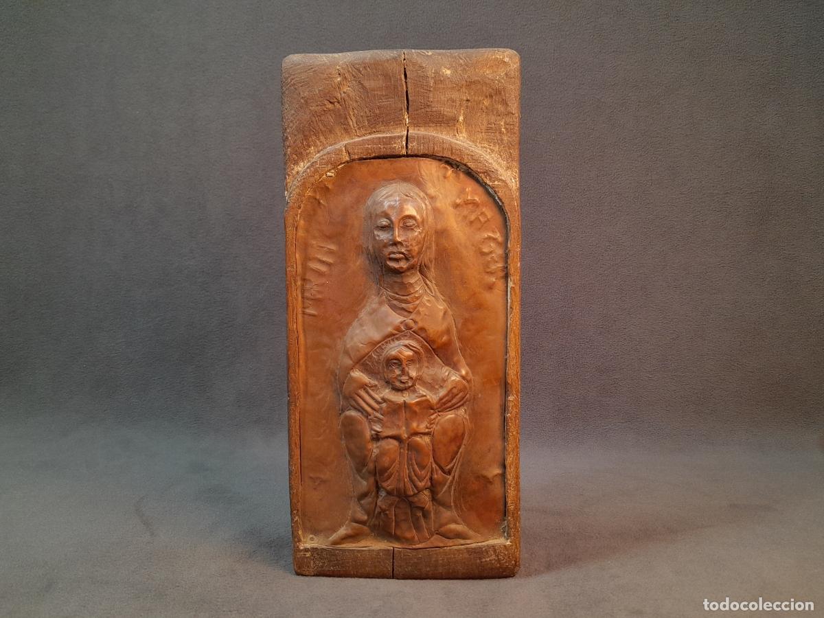 Art: RELIEVE DEVOCIONAL DE LA VIRGEN CON EL NI&Ntilde;O EN MADERA TALLADA. SIGLO XX