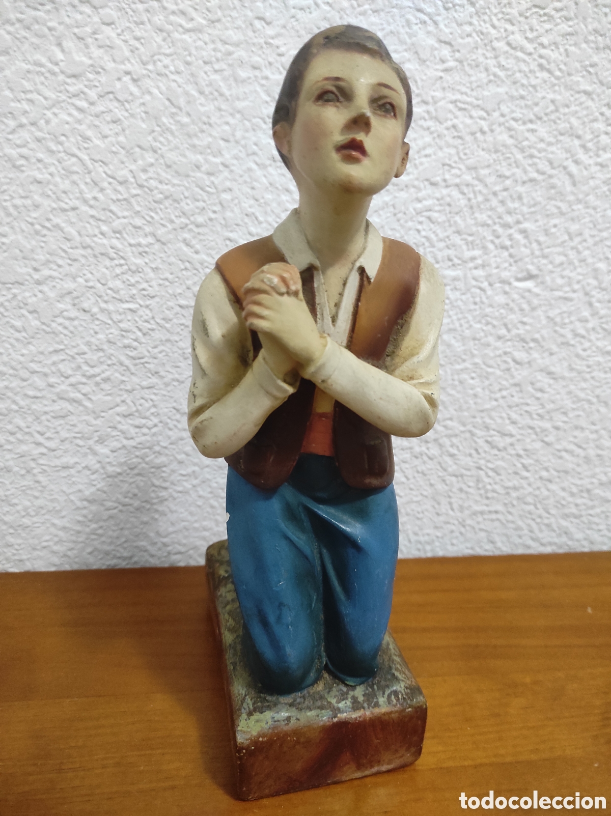 Arte: Talla de madera motivo ni&ntilde;o Virgen Lourdes firmada reliquia