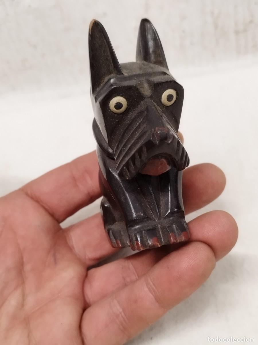 Arte: Antigua Figura, escultura de un perro en madera tallada. Perro Escoc&eacute;s o terrier
