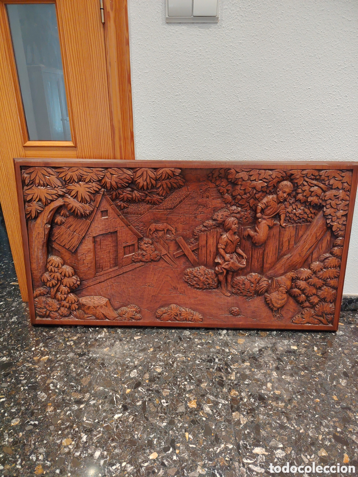 Arte: Antiguo cuadro tallado en madera