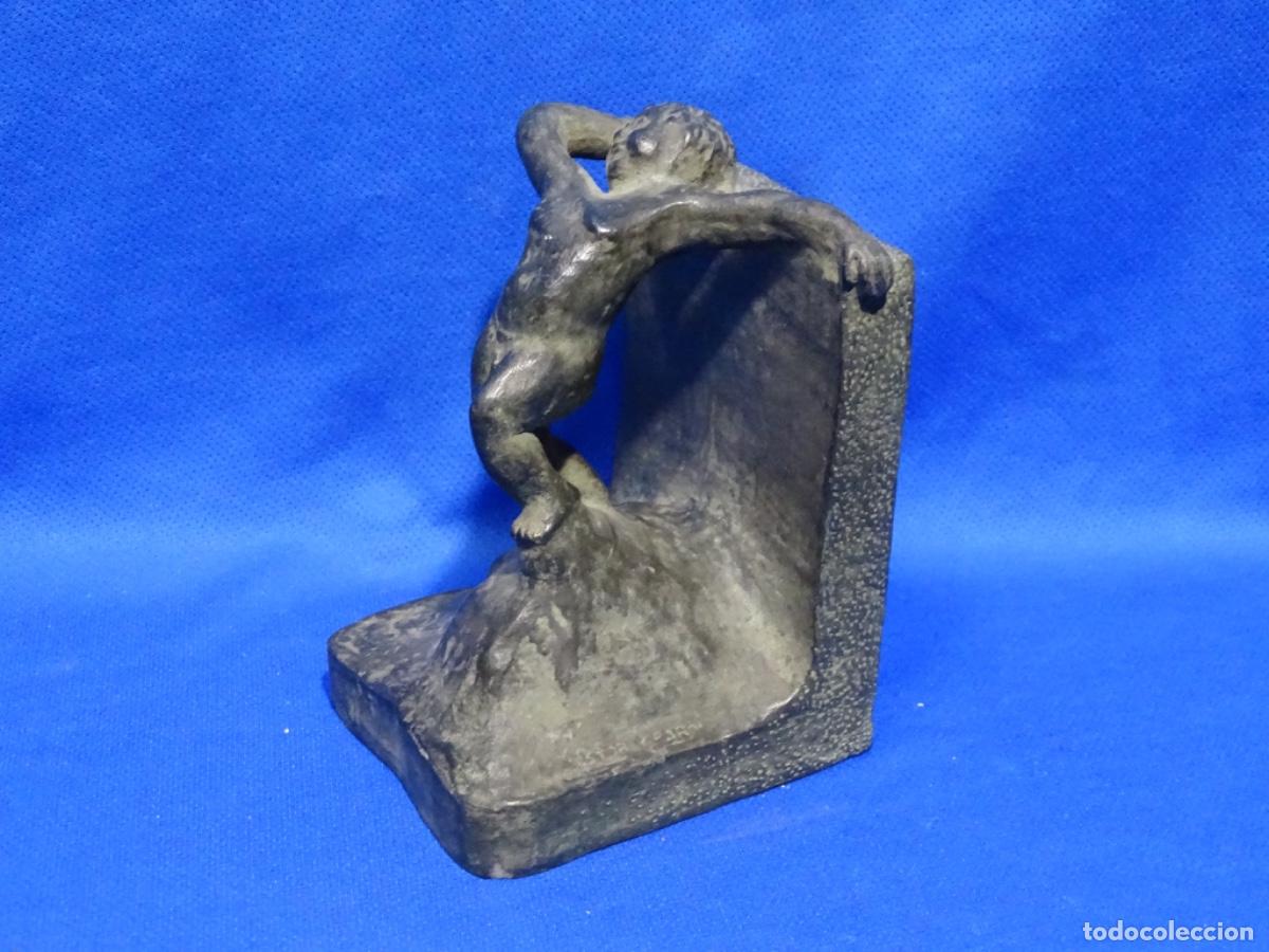 Arte: ESCULTURA TERRACOTA. AGUANTA LIBROS. NI&Ntilde;O. JAUME PASTOR I BARON.