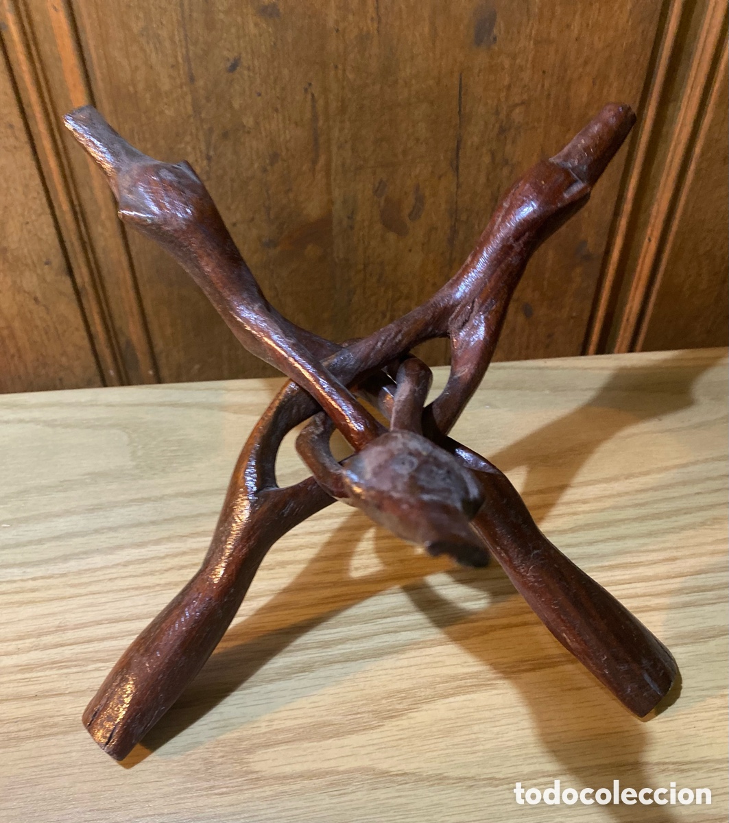 Arte: Soporte de madera tallado a mano