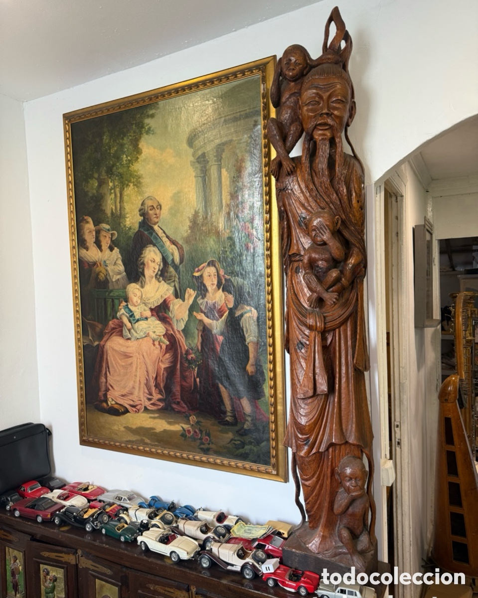 Kunst: Gran escultura de madera tallada anciano barbudo con tres monos. 182 cm.